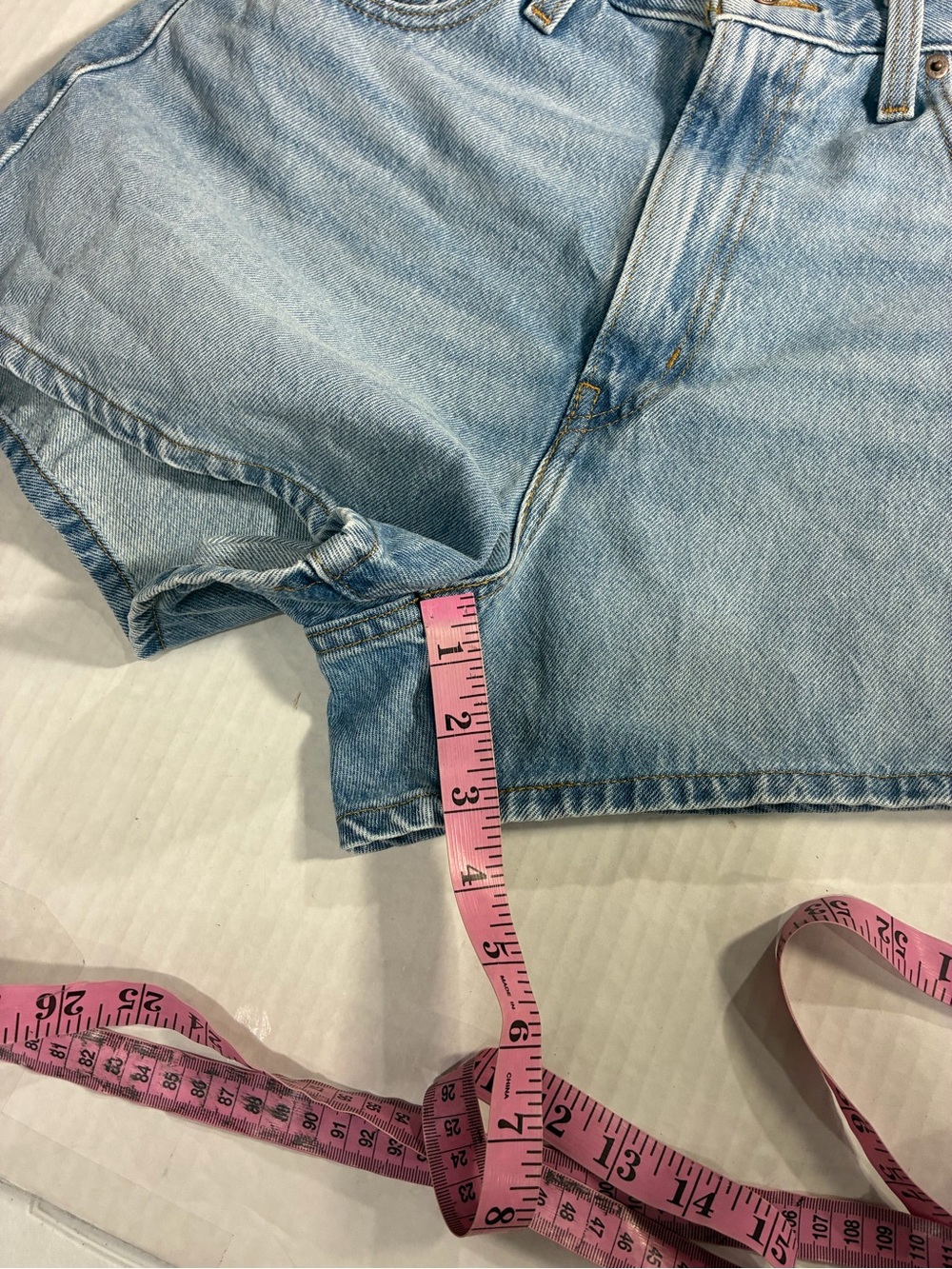 LEVI'S HIGH RISE MOM SHORT - Picture 6 of 16